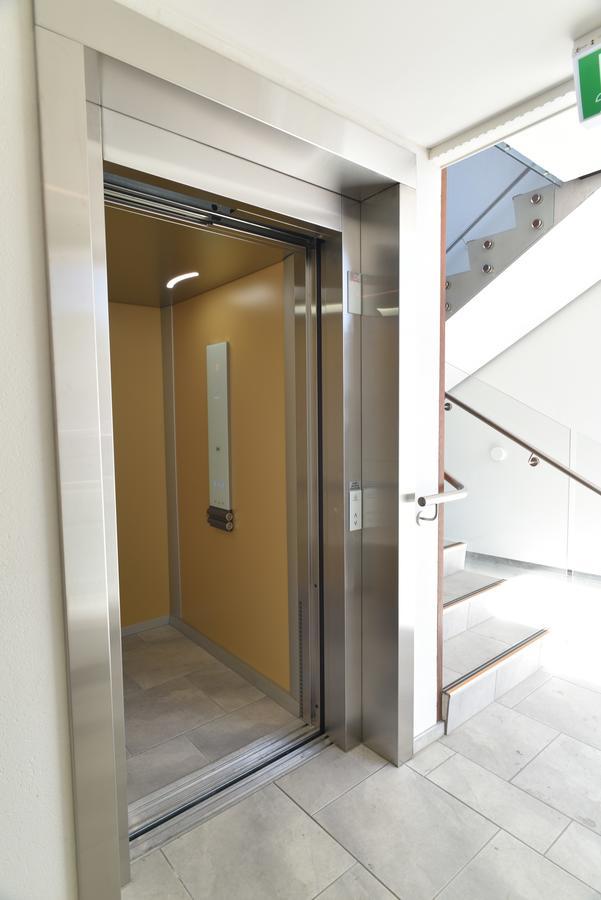 Bealey Plaza Motel Christchurch Dış mekan fotoğraf A door closing on a passenger elevator