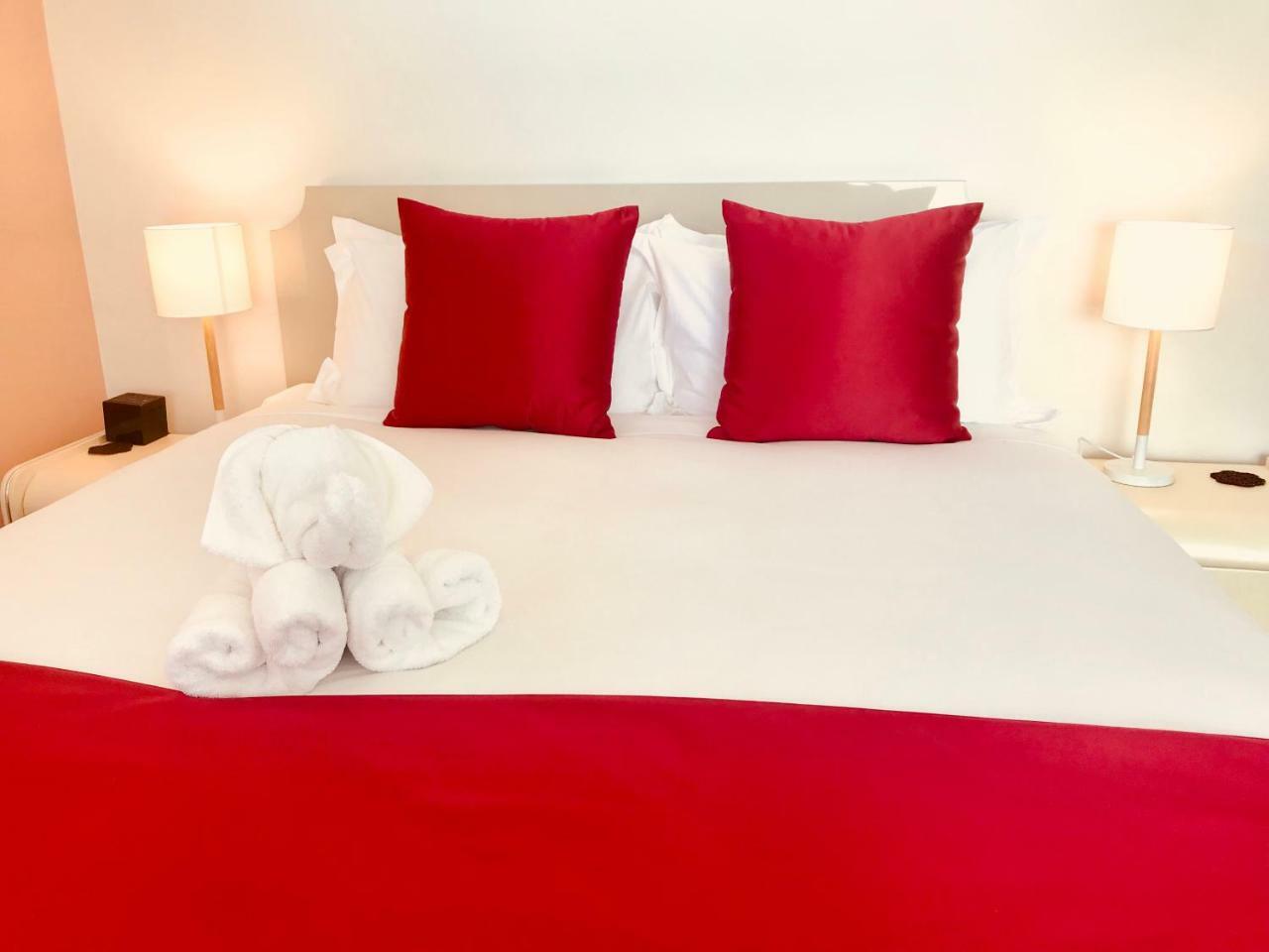 Bealey Plaza Motel Christchurch Dış mekan fotoğraf A bed with a red bed runner