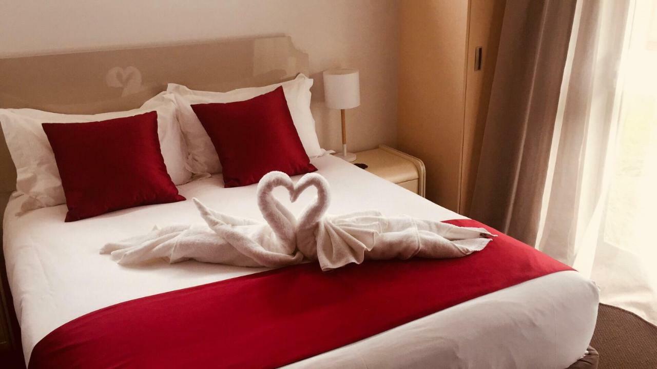 Bealey Plaza Motel Christchurch Dış mekan fotoğraf A bed with a heart-shaped towel