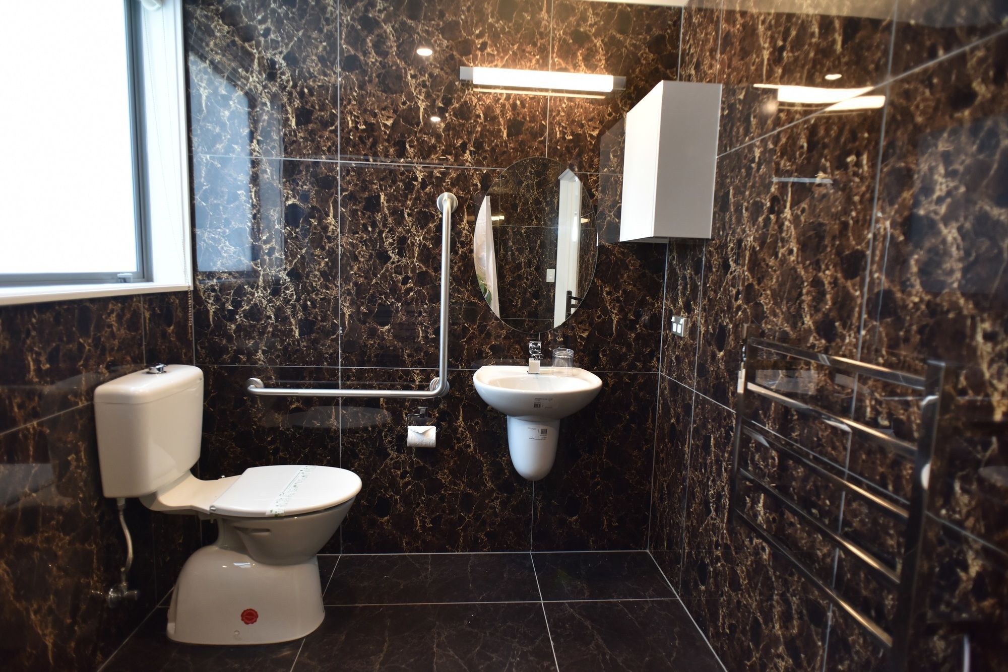 Bealey Plaza Motel Christchurch Dış mekan fotoğraf A disabled toilet with a disabled refuge alarm