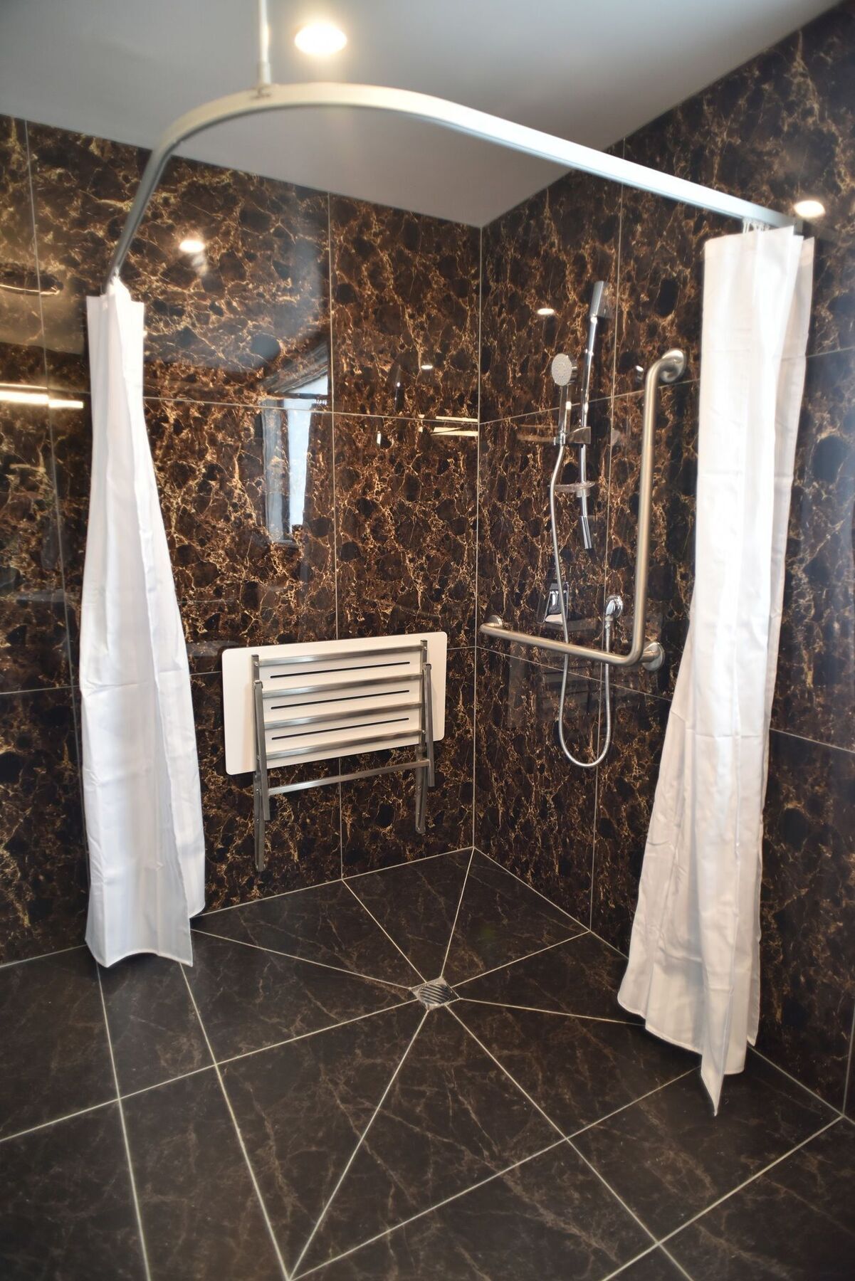 Bealey Plaza Motel Christchurch Dış mekan fotoğraf A shower seat