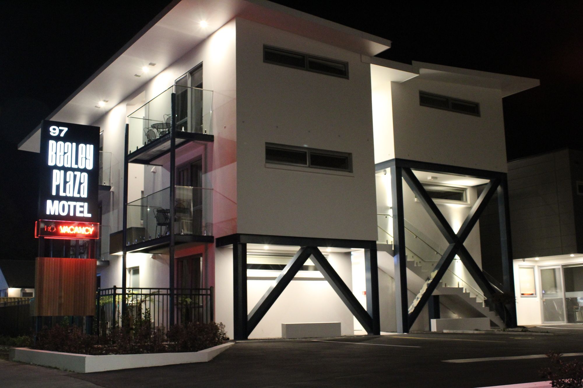 Bealey Plaza Motel Christchurch Dış mekan fotoğraf The Beacon Plaza Motel at night