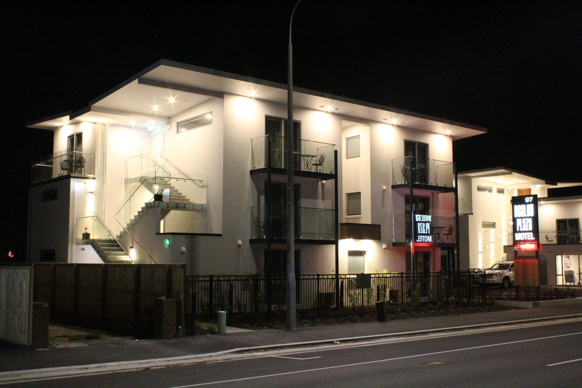 Bealey Plaza Motel Christchurch Dış mekan fotoğraf The station at night