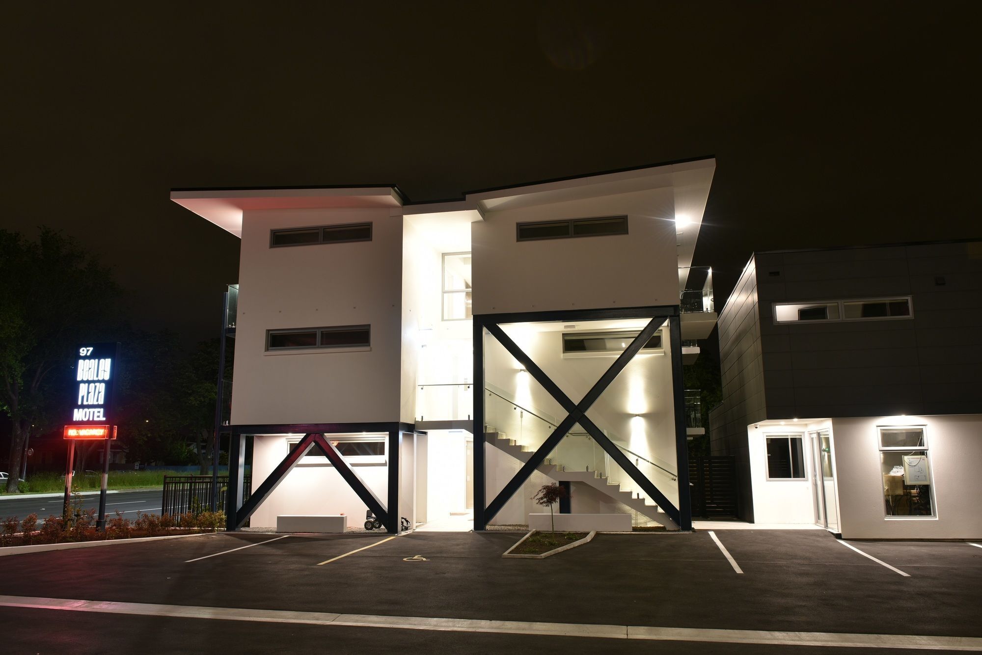 Bealey Plaza Motel Christchurch Dış mekan fotoğraf The hotel at night