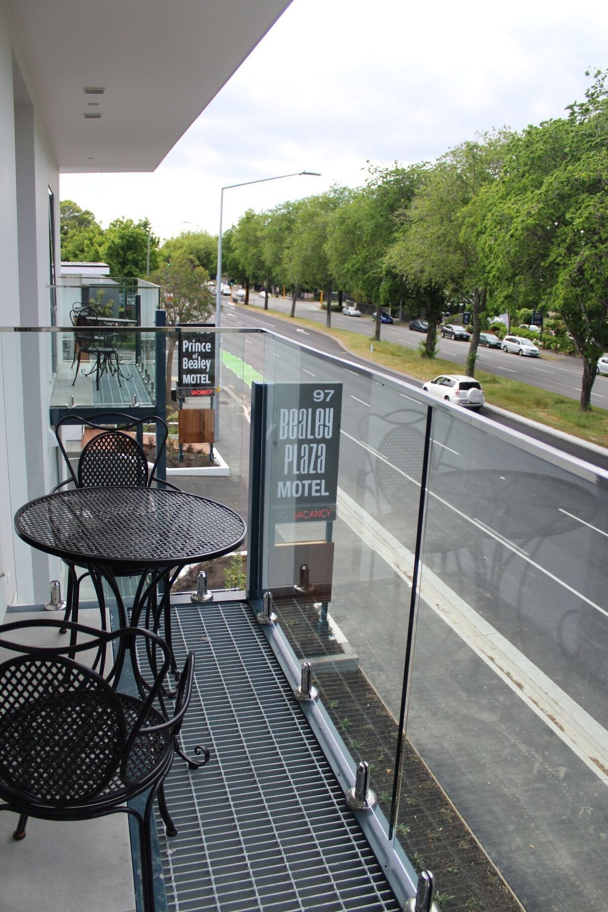 Bealey Plaza Motel Christchurch Dış mekan fotoğraf A balcony at a motel in New Zealand